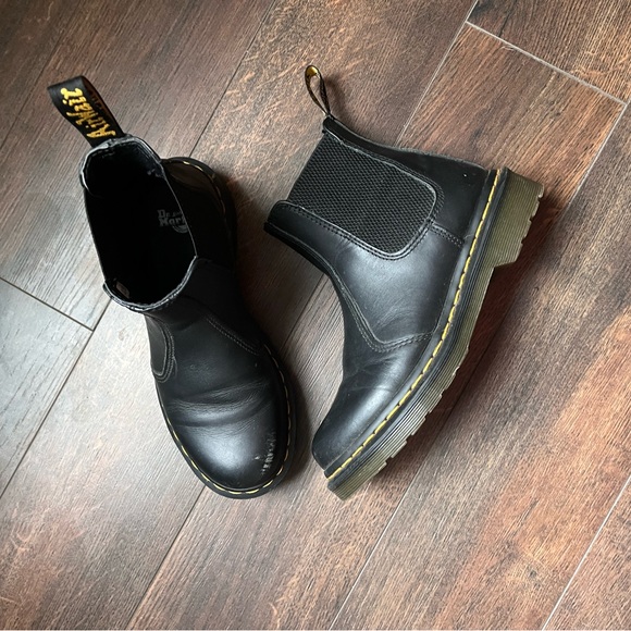 Black Dr Martens Chelsea boot - Picture 4 of 6
